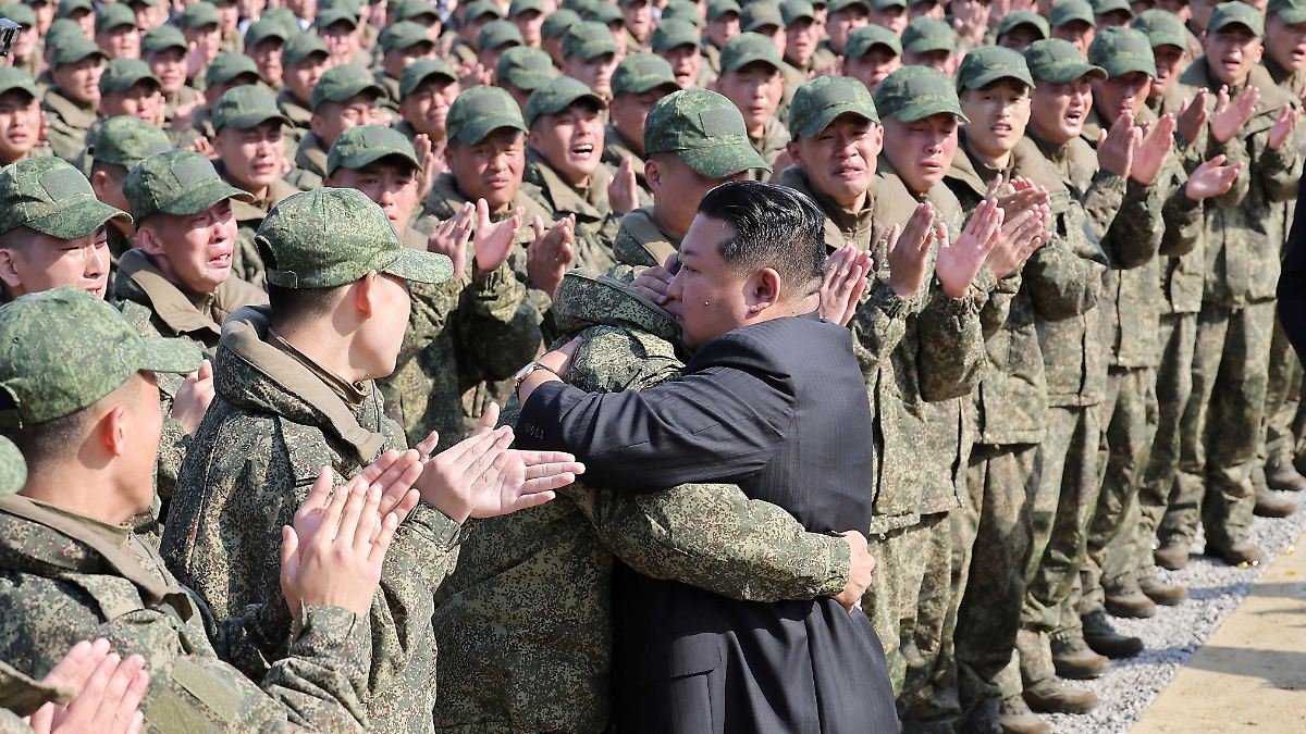 Selenskyj: Pjöngjang schickt Zehntausende Soldaten nach Russland