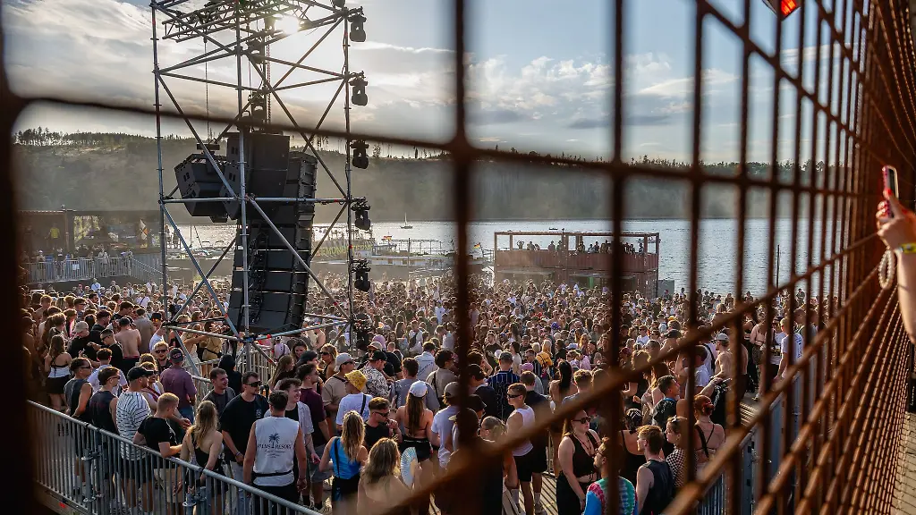 Musik-und-gute-Laune-dafuer-steht-das-Open-Air-Musikfestival-fuer-elektronische-Tanzmusik-an-der-Bleichlochtalsperre-in-Thueringen