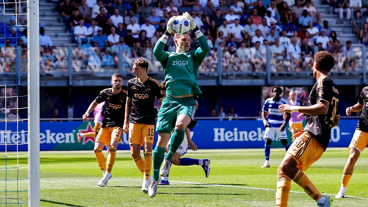 ZWOLLE-09-08-2026-MAC3park-stadion-season-2026-2027-Dutch-Eredivisie-football-match-between-PEC-Zwolle-and-Ajax-picture-shows-Ajax-goalkeeper-Marc-Andre-ter-Stegen-catches-the-ball-PEC-Ajax-PUBLICATIONxNOTxINxNED-x205581094x-Copyright
