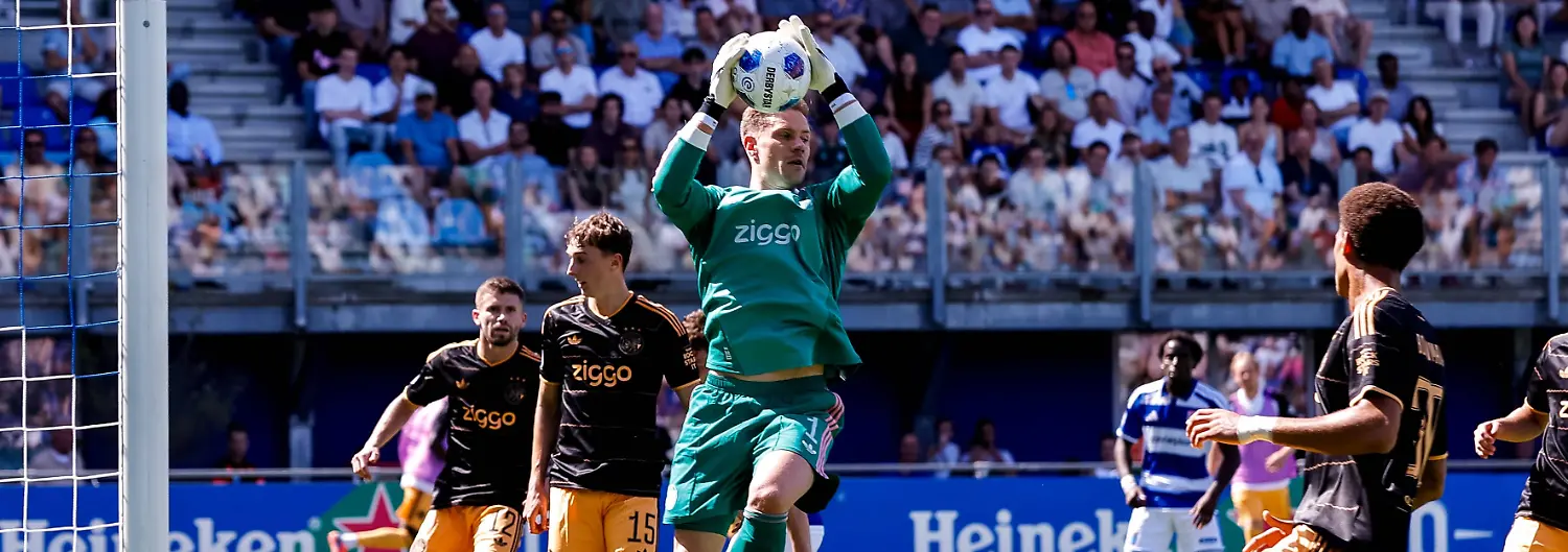 ZWOLLE-09-08-2026-MAC3park-stadion-season-2026-2027-Dutch-Eredivisie-football-match-between-PEC-Zwolle-and-Ajax-picture-shows-Ajax-goalkeeper-Marc-Andre-ter-Stegen-catches-the-ball-PEC-Ajax-PUBLICATIONxNOTxINxNED-x205581094x-Copyright