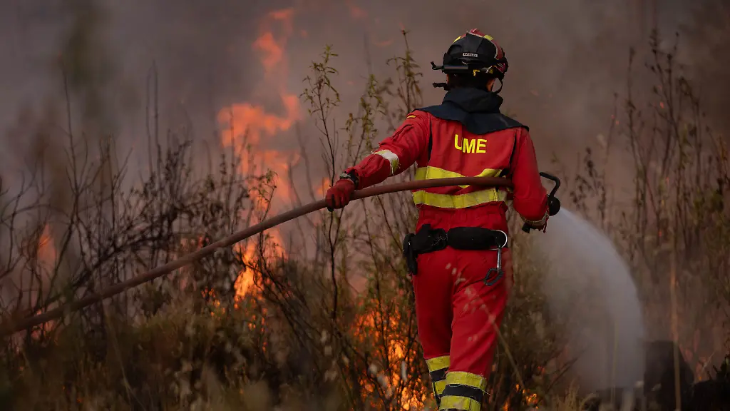 The-wildfire-in-Niebla-Huelva-remains-active-with-more-than-4-000-hectares-affected-8-August-2026-Niebla-Huelva-Andalusia-Spain-The-wildfire-that-broke-out-last-Thursday-in-the-Raboconejo-area-of-Niebla-Huelva-has-spread-to-over-4-000-hectares-and-remains-at-emergency-phase-2-due-to-the-constantly-changing-wind-conditions-which-are-hampering-the-efforts-of-more-than-300-firefighters-working-to-extinguish-it-Photo-by-Clara-Carrasco-Europa-Press-ABACAPRESS