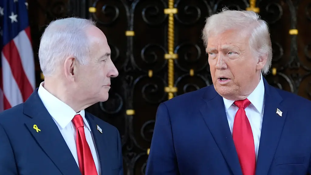 US-Praesident-Donald-Trump-r-begruesst-den-israelischen-Ministerpraesidenten-Benjamin-Netanjahu-in-seinem-Club-Mar-a-Lago-Trump-hat-vor-seinem-Treffen-mit-Netanjahu-unterschiedliche-Interessen-der-USA-und-Israels-im-Iran-Krieg-angedeutet