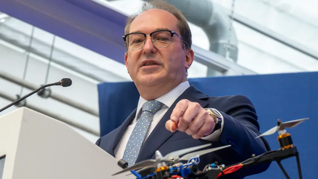 Bundesinnenminister-Alexander-Dobrindt-CSU-steht-bei-seinem-Besuch-der-Zentralen-Stelle-fuer-Informationstechnik-im-Sicherheitsbereich-ZITiS-hinter-einer-FPV-Selbstbaudrohne-mit-besonderen-Eigenschaften-Thema-des-Besuchs-waren-der-Umgang-mit-aktuellen-sicherheitsbehoerdlichen-Herausforderungen-insbesondere-im-Kontext-mit-Drohnen