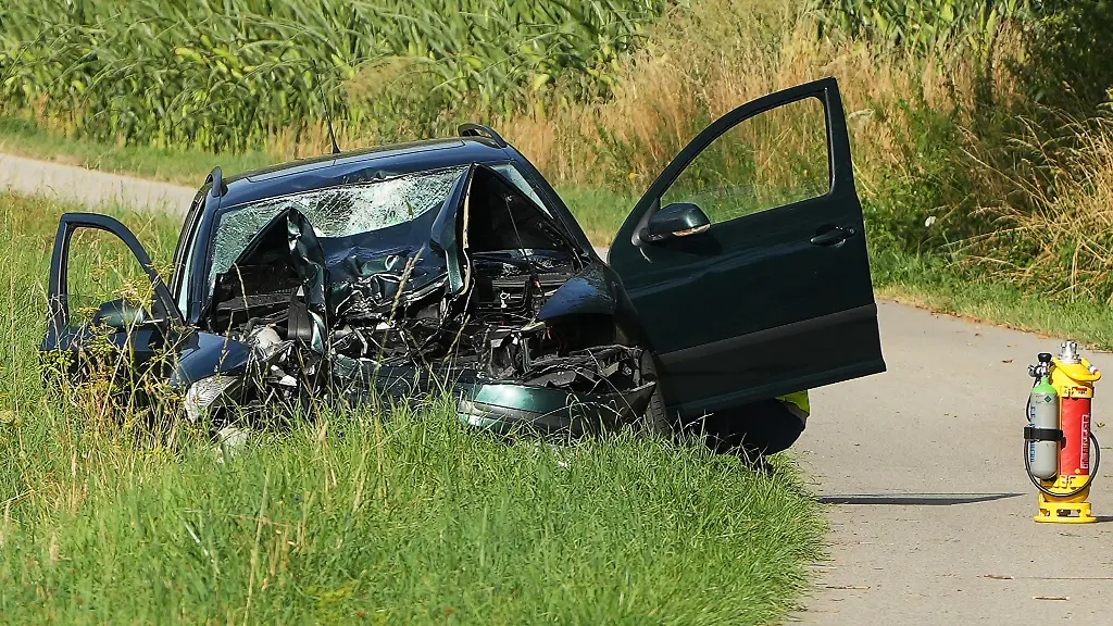 Nach-dem-Unfall-stand-das-schwerbeschaedigte-Auto-an-der-Unfallstelle