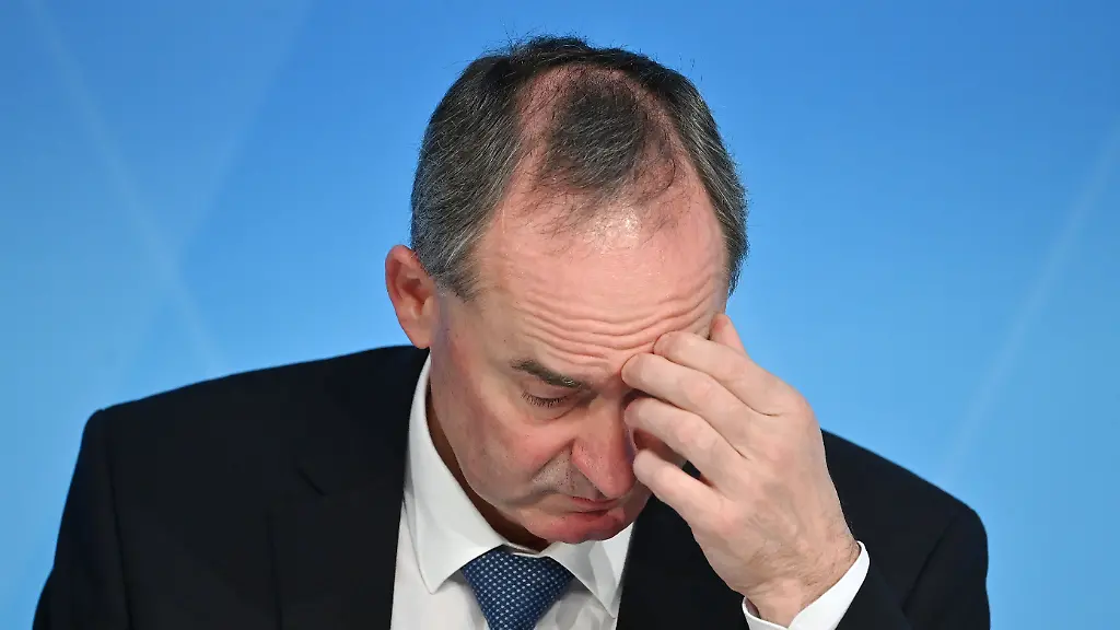 Hubert-AIWANGER-Freie-Waehler-Wirtschaftsminister-Bayern-skeptisch-nachdenklich-Einzelbild-angeschnittenes-Einzelmotiv-Portraet-Portrait-Portr-t-Staatsregierung-beschliesst-Eckpunkte-fuer-Doppelhaushalt-2026-2027-Pressekonferenz-der-Bayerischen-Staatsregierung-nach-Klausurtagung-am-11-11-2025-im-Prinz-Carl-Palais-in-Muenchen