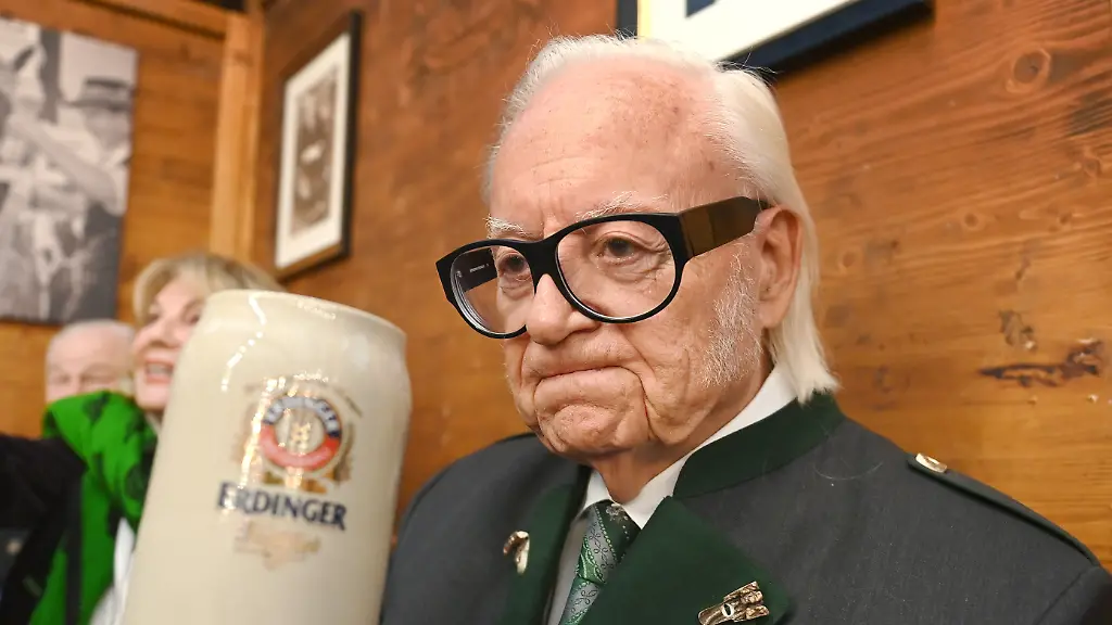 Werner-Brombach-29-Dezember-1939-in-Erding-ist-ein-deutscher-Braumeister-und-Unternehmer-Er-ist-Inhaber-der-Privatbrauerei-Erdinger-Weissbraeu-Im-Erdinger-Festzelt-auf-dem-Erdinger-Herbstfest-am-29-08-2023