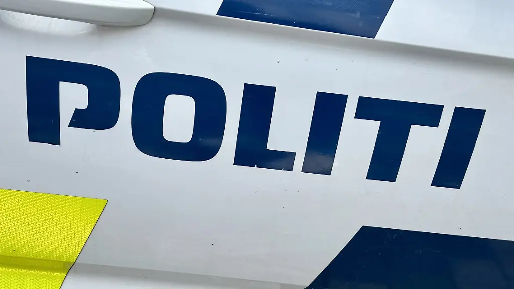 Der-Schriftzug-der-daenischen-Polizei-Politi-ist-an-einem-Streifenwagen-im-Zentrum-von-Kopenhagen-zu-lesen