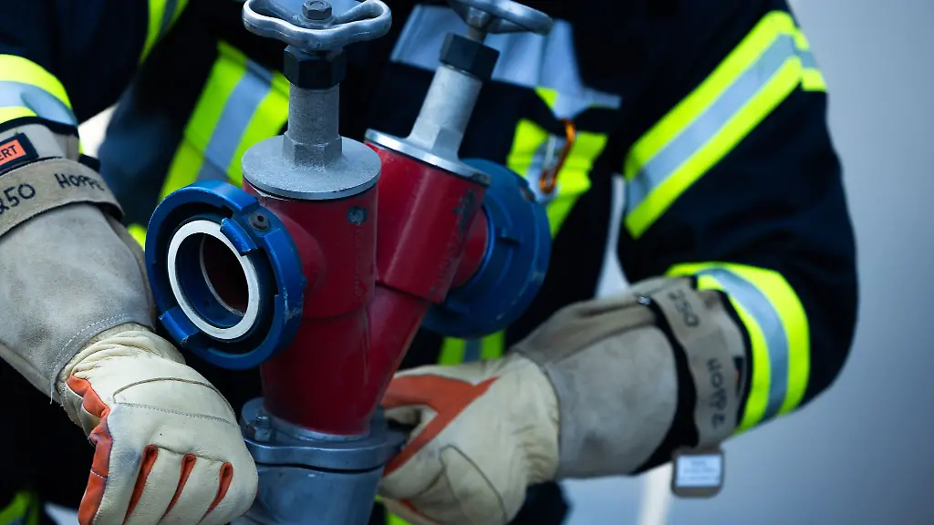 Feuerwehrleute-loeschen-die-Flammen