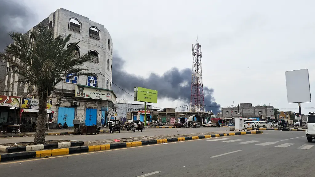 Smoke-rises-during-Houthi-missile-and-drone-strikes-on-the-Red-Sea-port-city-of-Mocha-Yemen-August-9-2026-Picture-taken-with-a-mobile-phone