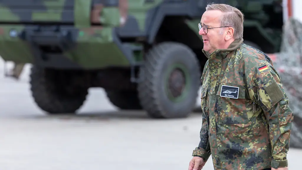 Bundesverteidigungsminister-Boris-Pistorius-in-Flecktarn-Uniform-mit-Namensschild-BM-Pistorius-beim-Besuch-des-Transporthubschrauberregiments-30-Tauberfranken-Er-schreitet-zuegig-voran-der-Blick-ist-seitwaerts-gerichtet-der-Gesichtsausdruck-Bundesminister-Boris-Pistorius-besucht-Transporthubschrauberregiment-30-Kuelsheim-23-07