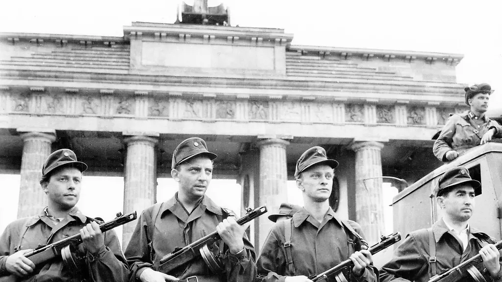 Am-13-August-1961-begann-in-Berlin-der-Mauerbau-bewaffnete-Einheiten-der-DDR-riegelten-auch-das-Brandenburger-Tor-ab