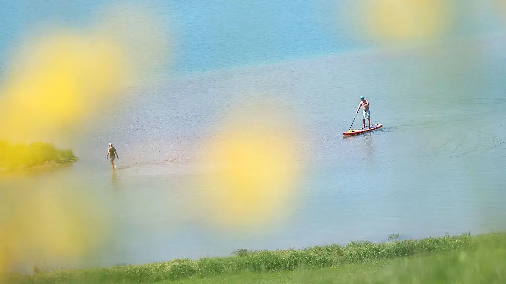 Ein-SUP-Fahrer-ist-auf-dem-Forggensee-unterwegs