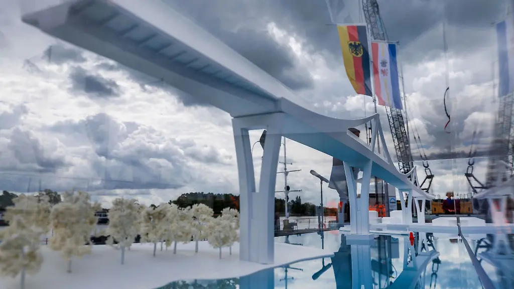 Ein-hinter-Plexiglas-aufgebautes-Modell-zeigt-wie-die-Bruecke-aussehen-soll