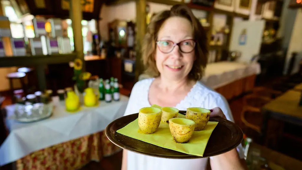 Kartoffelschnaps-zum-Empfang-im-Kartoffel-Hotel-im-Wendland