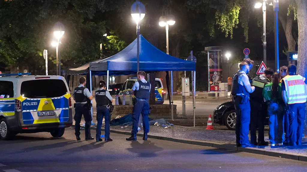 10-08-2026-Berlin-Polizisten-arbeiten-an-einem-Tatort-auf-dem-Parkplatz-vor-dem-Bahnhof-Zoologischer-Garten-In-Berlin-ist-im-Stadtteil-Charlottenburg-auf-eine-Person-geschossen-worden