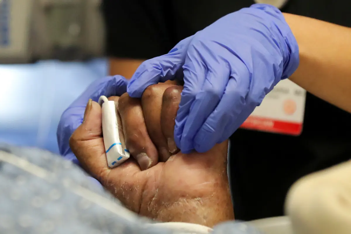 2020-05-26T000000Z-1176443168-RC27WG96BND6-RTRMADP-3-HEALTH-CORONAVIRUS-DOCTOR-PREGNANT