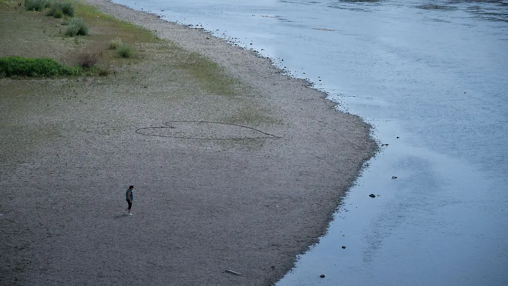 An-Fluessen-wie-der-Elbe-ist-in-Zeiten-von-Trockenheit-viel-mehr-vom-Flussbett-zu-sehen-als-sonst-Archivbild