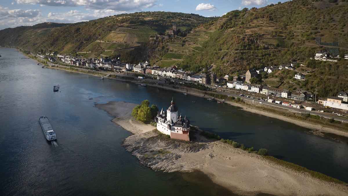 Inland waterway operators expect the Rhine to split in two soon