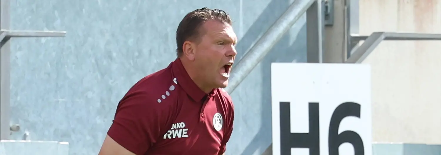 09-08-2026-xrekx-Fussball-3-Liga-1-FC-Saarbruecken-Rot-Weiss-Essen-v-l-Uwe-Koschinat-Trainer-Rot-Weiss-Essen-gibt-Anweisungen-gestikuliert-mit-den-Armen-gestikulieren-gives-instructions-gesticulate-DFL-DFB-REGULATIONS-PROHIBIT-ANY-USE-OF-PHOTOGRAPHS-as-IMAGE-SEQUENCES-and-or-QUASI-VIDEO-Saarbruecken-August-9-2026-xrekx-Soccer-3rd-Division-1-FC-Saarbruecken-vs