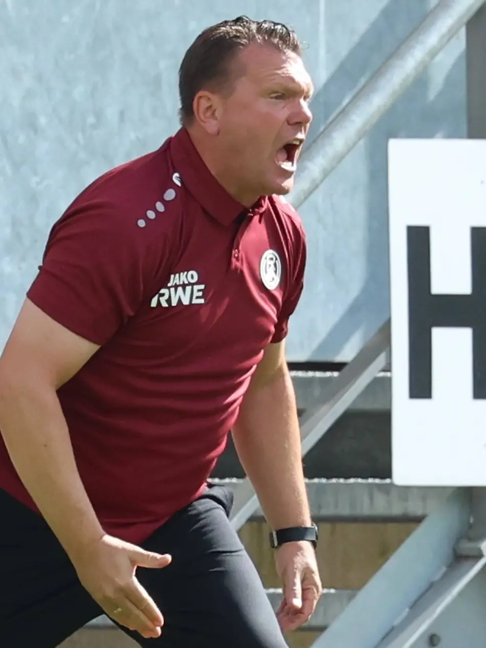 09-08-2026-xrekx-Fussball-3-Liga-1-FC-Saarbruecken-Rot-Weiss-Essen-v-l-Uwe-Koschinat-Trainer-Rot-Weiss-Essen-gibt-Anweisungen-gestikuliert-mit-den-Armen-gestikulieren-gives-instructions-gesticulate-DFL-DFB-REGULATIONS-PROHIBIT-ANY-USE-OF-PHOTOGRAPHS-as-IMAGE-SEQUENCES-and-or-QUASI-VIDEO-Saarbruecken-August-9-2026-xrekx-Soccer-3rd-Division-1-FC-Saarbruecken-vs