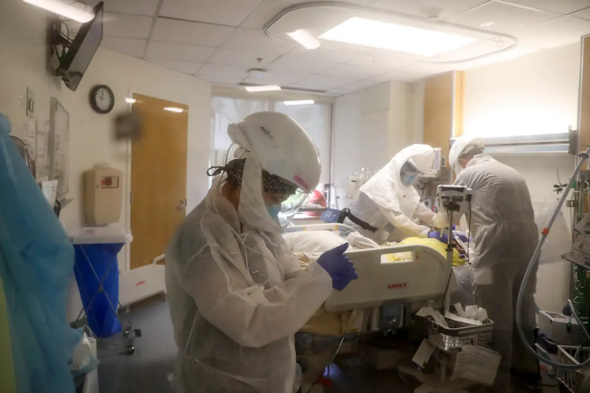 2020-05-26T000000Z-794452480-RC27WG9XBS36-RTRMADP-3-HEALTH-CORONAVIRUS-DOCTOR-PREGNANT