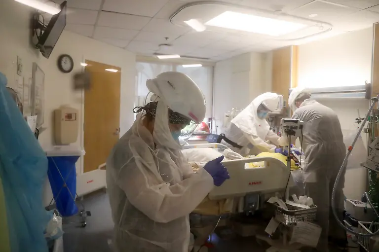 2020-05-26T000000Z-794452480-RC27WG9XBS36-RTRMADP-3-HEALTH-CORONAVIRUS-DOCTOR-PREGNANT