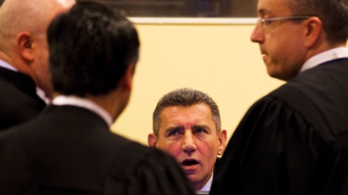 Gotovina mit seinen Verteidigern.