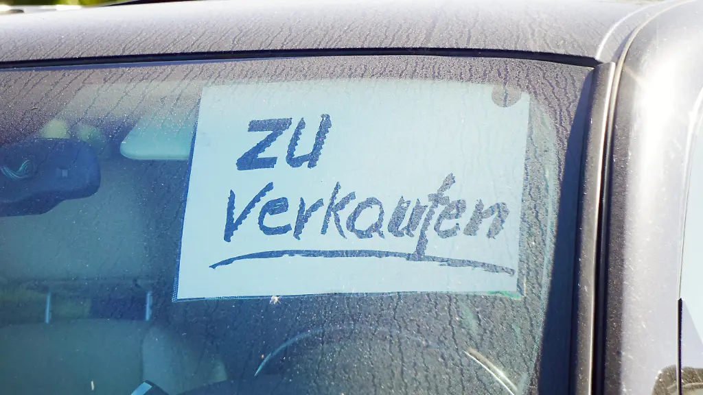 Auto-zu-verkaufen-Zettel-hinter-der-Windschutzscheibe-eines-alten-schmutzigen-PKW