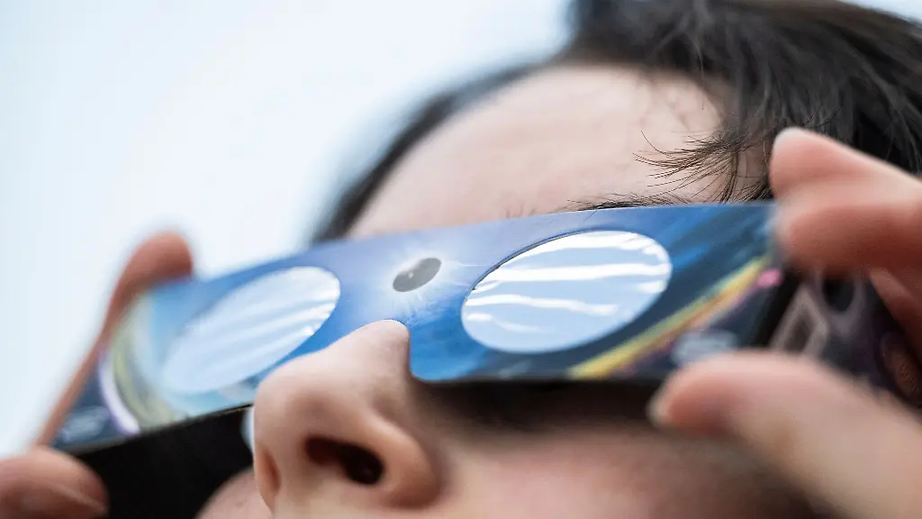 Keine-Wolken-Die-Menschen-in-Rheinland-Pfalz-und-im-Saarland-werden-die-Sonnenfinsternis-am-Mittwoch-problemlos-beobachten-koenne