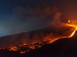 Ascheregen und Lavaströme: Sizilien ruft Alarmstufe Rot am eruptierenden Ätna aus