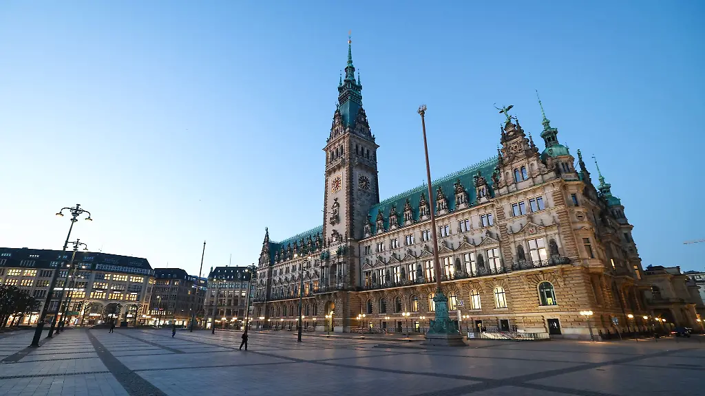 427-Lehrkraefte-im-Vorbereitungsdienst-werden-am-Montag-im-Grossen-Festsaal-des-Hamburger-Rathauses-vereidigt