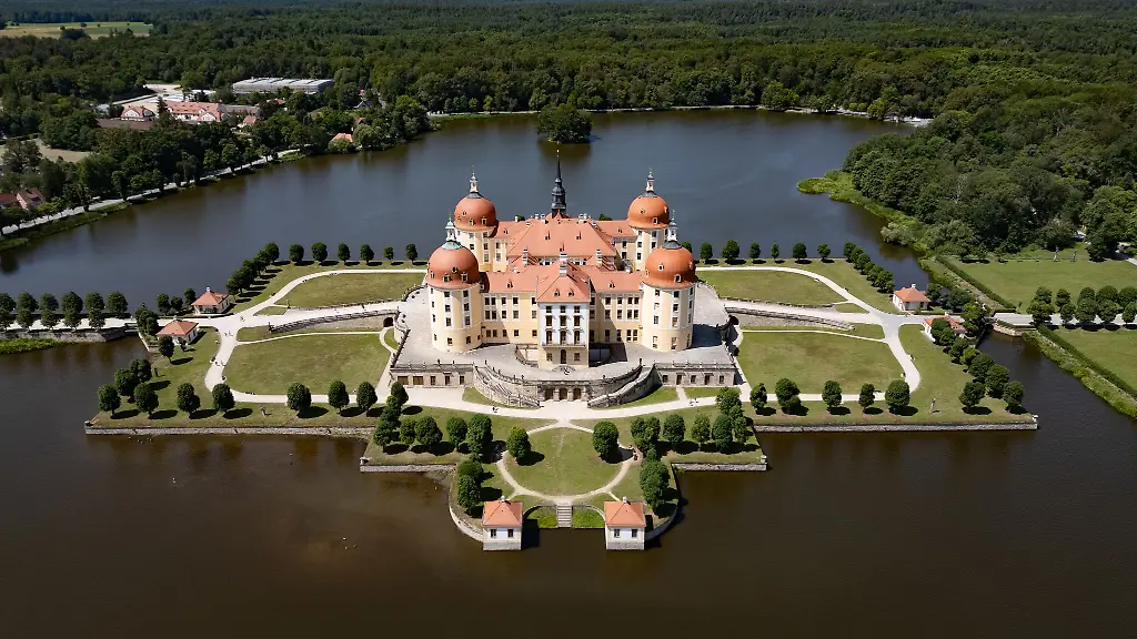 Die-Nordterrasse-von-Schloss-Moritzburg-ist-die-Hauptspielstaette-des-Moritzburg-Festivals-fuer-Kammermusik