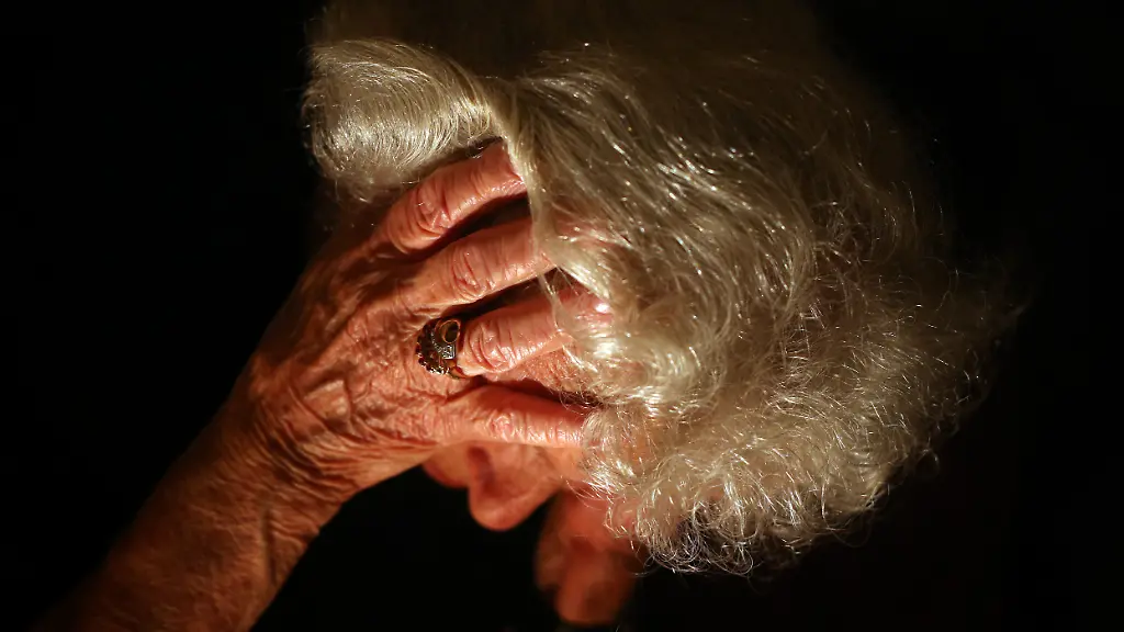 ACHTUNG-DIESER-BEITRAG-DARF-NICHT-VOR-DER-SPERRFRIST-31-AUGUST-19-00-UHR-VEROeFFENTLICHT-WERDEN-EIN-BRUCH-DES-EMBARGOS-KOeNNTE-DIE-BERICHTERSTATTUNG-UeBER-STUDIEN-EMPFINDLICH-EINSCHRAeNKEN-ILLUSTRATION-Gestelltes-Bild-zum-Thema-Demenz-Eine-aeltere-Frau-greift-sich-am-08-06-2016-in-Wuerzburg-Bayern-an-den-Kopf-Foto-Karl-Josef-Hildenbrand-dpa-zu-dpa-Neue-Alzheimer-Therapie-verringert-Ablagerungen-im-Gehirn-vom-31-08