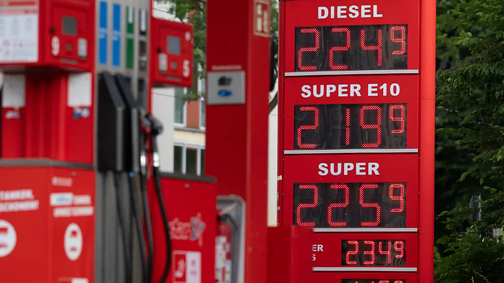 Die-Kraftstoffpreise-werden-auf-einer-Anzeigetafel-an-einer-Tankstelle-angezeigt