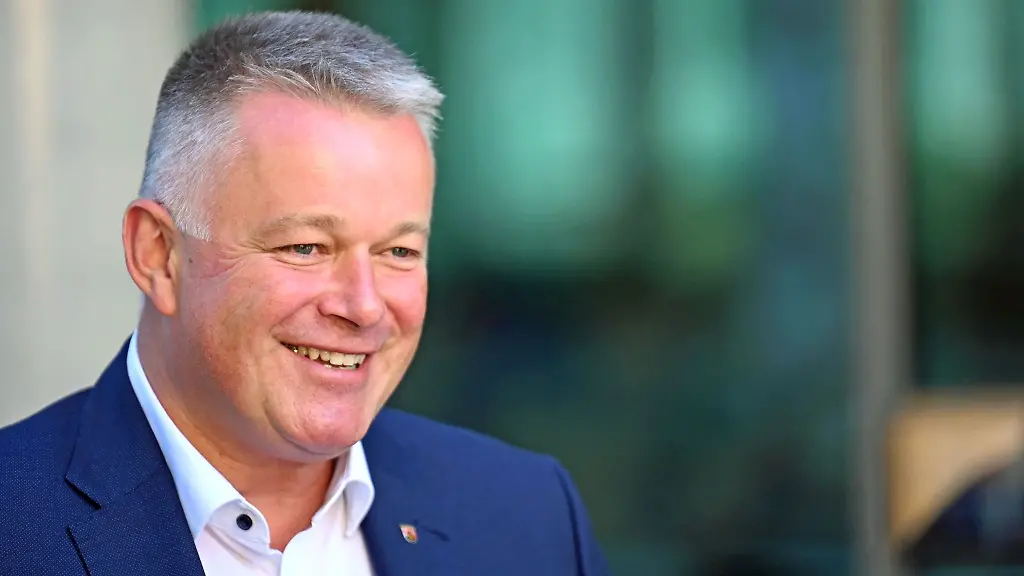 Ministerpraesident-Gordon-Schnieder-CDU-ermuntert-die-neuen-Fuenftklaessler-das-Lesen-fuer-sich-zu-entdecken