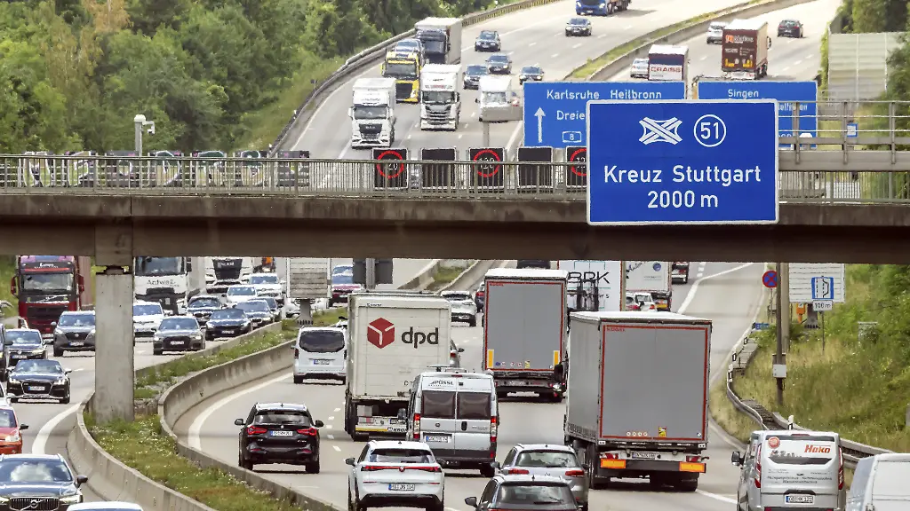 Starker-Verkehr-auf-der-Autobahn-A8-am-Autobahnkreuz-Stuttgart