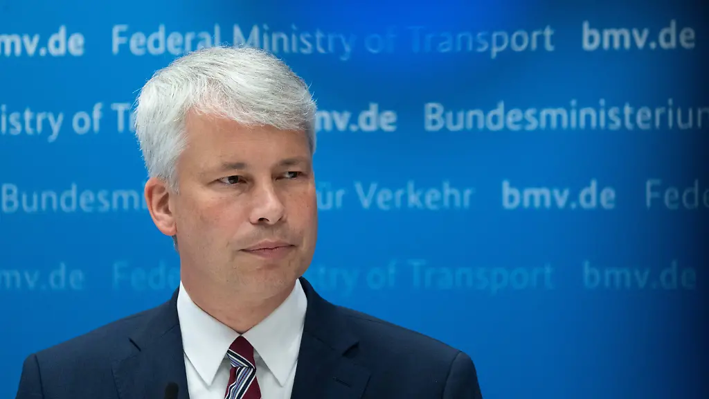 Bundesverkehrsminister-Steffen-BILGER-waehrend-der-Pressekonferenz-Bundesverkehrsminister-Steffen-Bilger-laedt-zum-Spitzengespraech-Niedrigwasser-am-06-08
