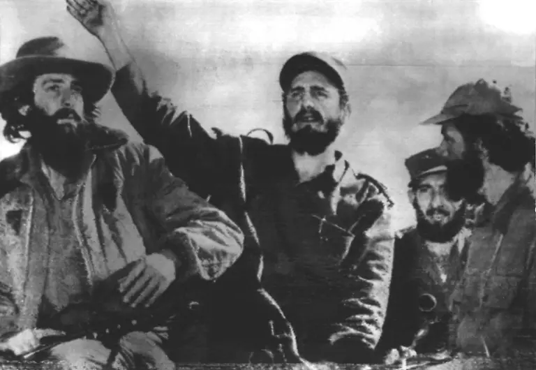Der-siegreiche-kubanische-Rebellenfuehrer-Fidel-Castro-M-zusammen-mit-einigen-Mitkaempfern-auf-dem-Wagen-an-der-Spitze-seiner-Truppenkolonne-waehrend-des-Einzugs-in-Havanna-am-8-Januar-1958