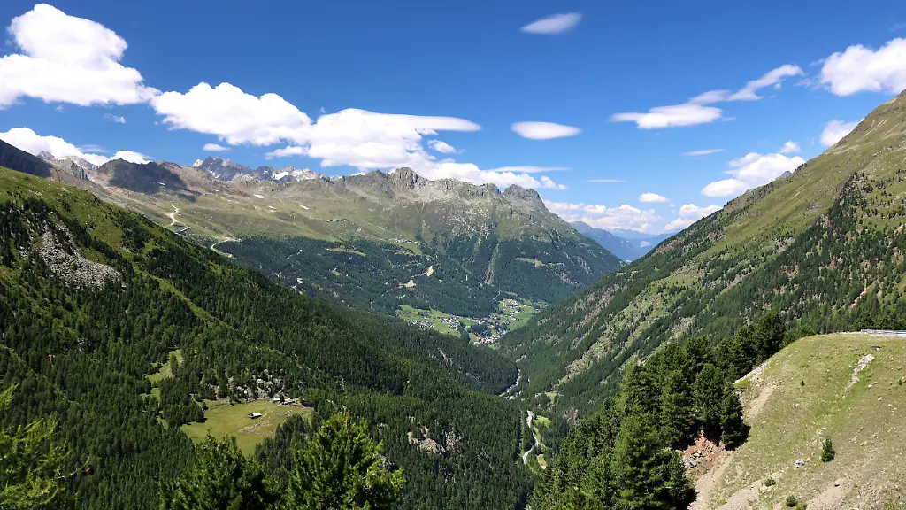 Ein-Sommertag-im-Oetztal-Tirol-Oesterreich-hier-der-Blick-kurz-vor-der-Mautstelle-bei-Hochgurgl-ins-Oetztal-Richtung-Soelden