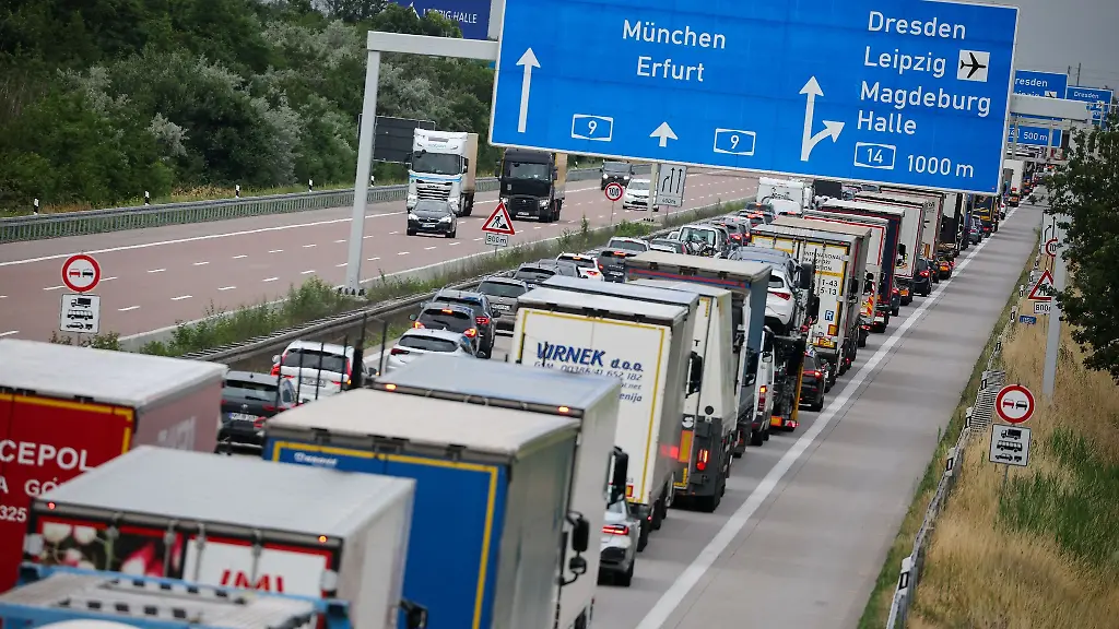 Gueter-werden-wegen-des-Niedrigwassers-derzeit-weitgehend-ueber-Strasse-und-Schiene-transportiert