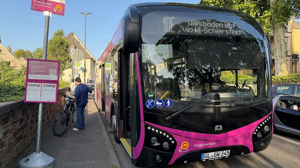 Das-betrifft-auch-viele-Schueler-Ein-Bus-des-Schienenersatzverkehrs-steht-an-einer-provisorischen-Haltestelle-in-Eltville-Rechts-des-Rheins-wird-die-Bahnstrecke-saniert-sie-ist-derzeit-gesperrt