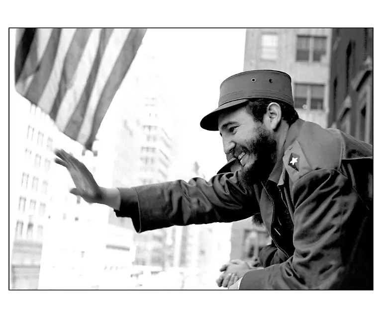 epa04180579-A-handout-photograph-dated-from-1959-and-provided-by-the-Cultural-Center-of-Cooperation-CCC-Floreal-Gorini-in-Buenos-Aires-on-25-April-2014-shows-Cuban-leader-Fidel-Castro-waving-from-a-window-in-New-York-USA-The-picture-makes-up-part-of-the-Fidel-83-Motivos-Fidel-83-Reasons-exhibition-on-Cuban-leader-Fidel-Castro-which-runs-until-30-May-at-the-Cultural-Center-of-Cooperation-CCC-of-Buenos-Aires-and-shows-the-work-of-five-artists-including-his-son-Alex-Castro