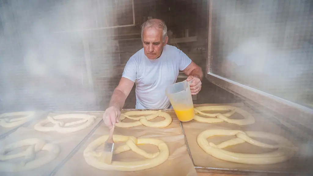 Vor-dem-Backen-werden-die-Brezeln-mit-Eigelb-bestrichen