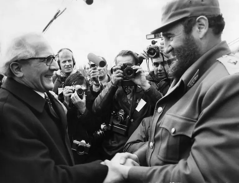 2-April-1977-Berlin-Deutschland-Der-deutsche-kommunistische-Politiker-Erich-Honecker-sch-ttelt-Fidel-Castro-die-Hand-und-begr-t-ihn-umgeben-von-der-Presse-am-Berliner-Flughafen