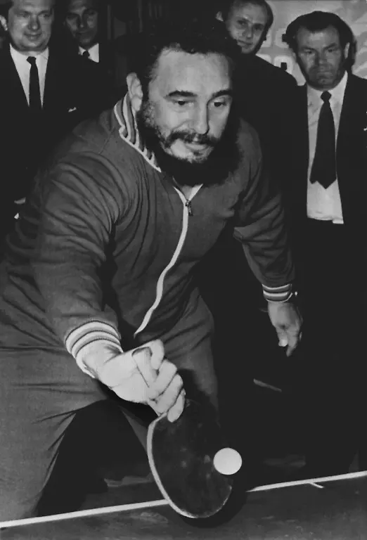 Bei-seinem-Besuch-in-Prag-nutzt-Kubas-Ministerpraesident-Fidel-Castro-am-25-06-1972-die-Gelegenheit-zu-einer-kurzen-Partie-Tischtennis