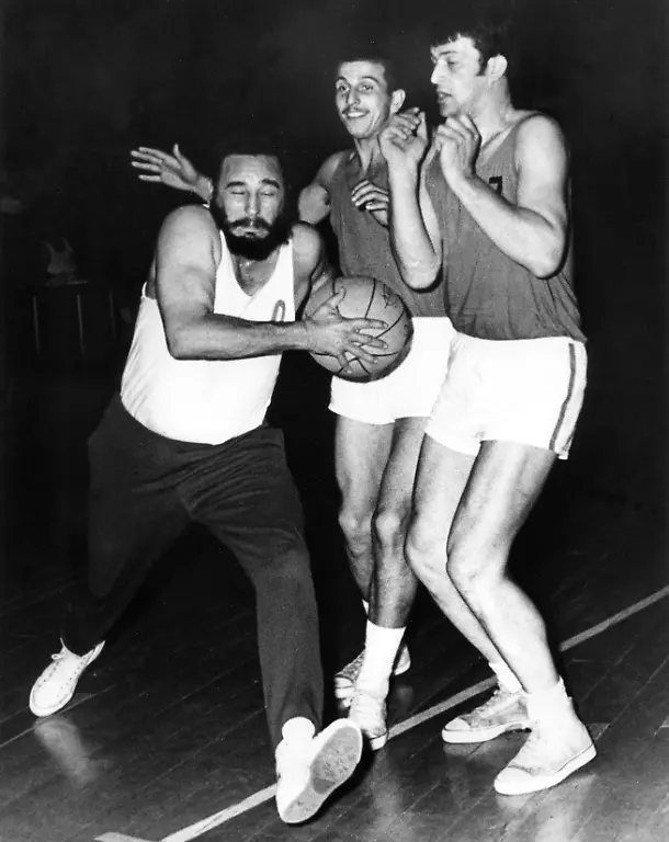Der-kubanische-Ministerpraesident-Fidel-Castro-links-mit-Bart-hat-waehrend-eines-Besuchs-in-Bulgarien-am-18-05-1972-gern-die-Einladung-angenommen-in-das-Spiel-zweier-bulgarischer-Baseketballmannschaften-aktiv-einzugreifen