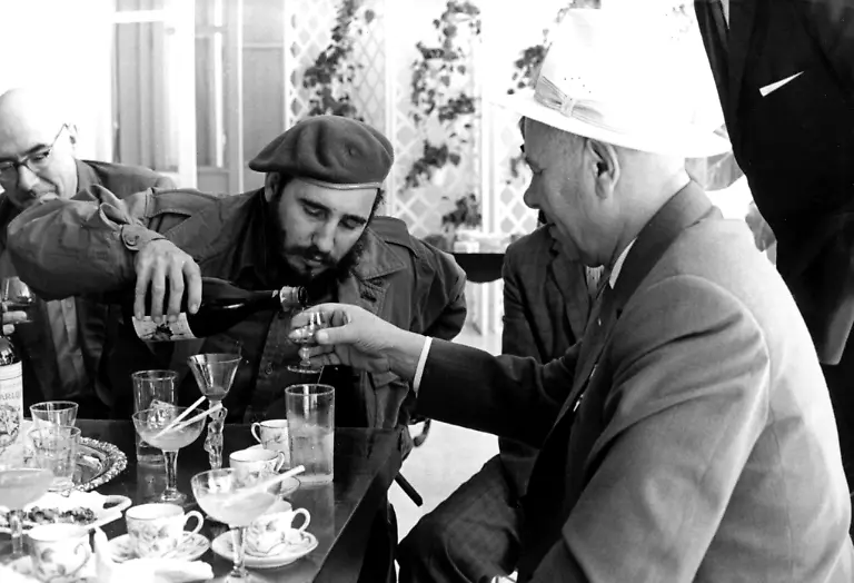 Der-kubanische-Statschef-Fidel-Castro-M-giesst-seinem-Gast-dem-russischen-Politiker-Nikolai-Podgorny-r-ein-Glas-Hochprozentiges-ein-Undatierte-Aufnahme-aus-den-60er-Jahren-Nikolai-Wiktorowitsch-Podgorny-war-von-1965-1977-Vorsitzender-des-Praesidiums-des-Obersten-Sowjet-und-damit-Staatsoberhaupt-Er-wurde-am-18-Februar-1903-in-Karlowka-geboren-und-ist-am-11-Januar-1983-in-Moskau-gestorben