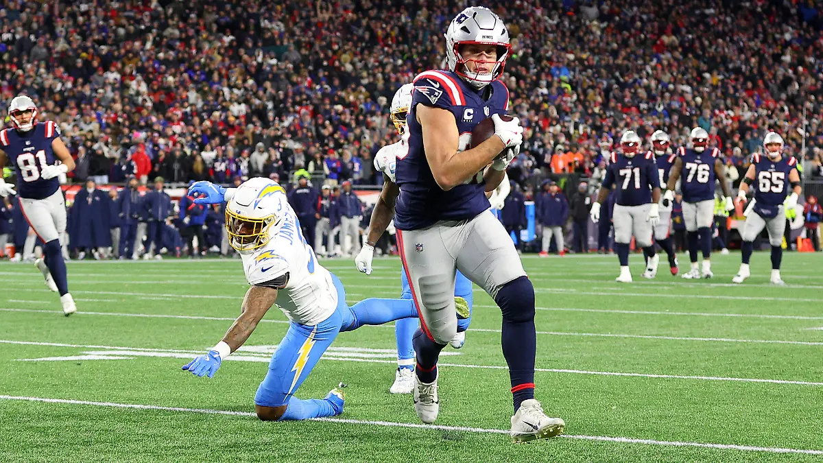 January-11-2026-Foxborough-MA-USA-New-England-Patriots-tight-end-Hunter-Henry-85-makes-a-catch-for-a-touchdown-during-the-AFC-Wildcard-playoff-game-between-Los-Angeles-Chargers-and-New-England-Patriots-at-Gillette-Stadium-in-Foxborough-MA