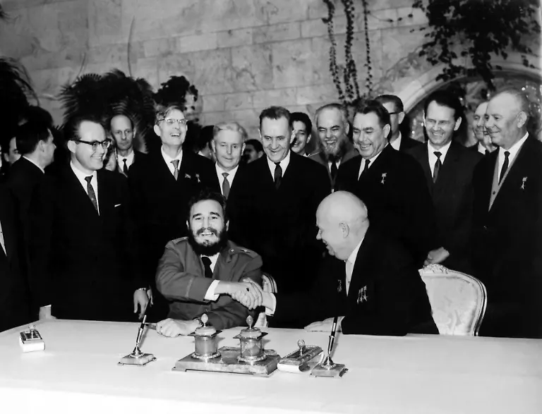 Der-sowjetische-Ministerpraesident-Nikita-Chruschtschow-r-und-sein-Gast-der-kubanische-Staatschef-Fidel-Castro-l-nachdem-sie-im-Januar-1964-im-Moskauer-Kreml-einen-Handelsvertrag-unterschrieben-haben-In-der-Mitte-dahinter-der-sowjetische-Aussenminister-Andrej-Gromyko-rechts-neben-ihm-Leonid-Breschnew