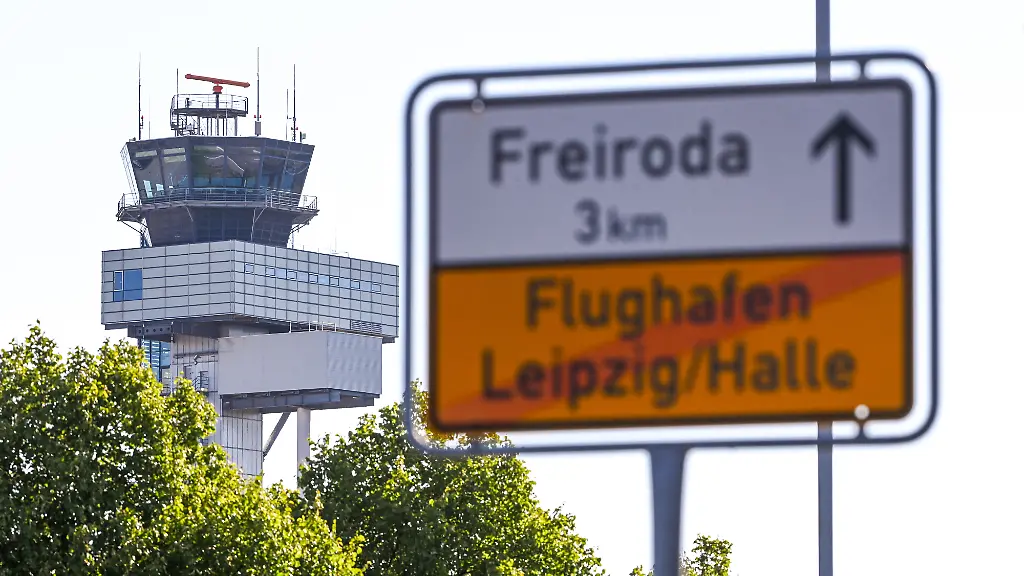 Der-Tower-am-Flughafen-Leipzig-Halle-In-der-Naehe-ukrainischer-Transportflugzeuge-war-vor-wenigen-Tagen-eine-mit-Sprengstoff-und-Zuender-bestueckte-Drohne-entdeckt-worden